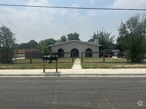 Building Photo - 2 Bedroom 1 bath apartment