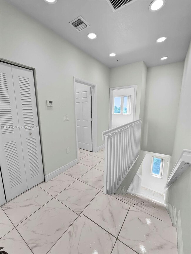 Building Photo - 850 SW 14th Ave