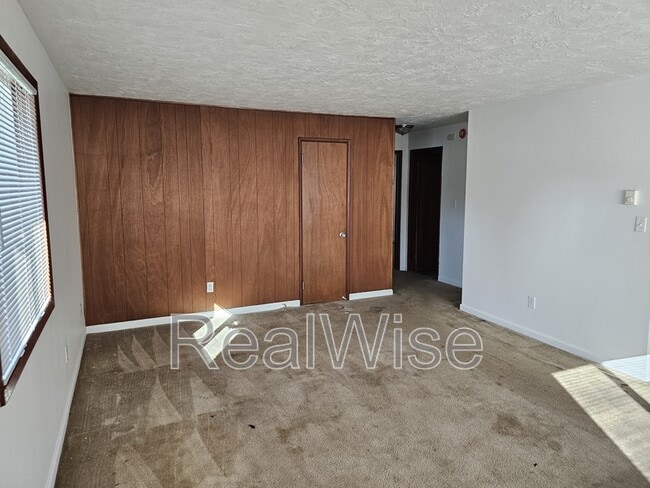 Building Photo - 616 NE Anderson St