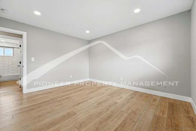 Building Photo - Spacious Duplex with Washer/Dryer and Cent...