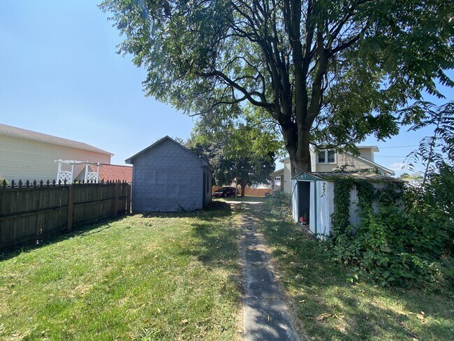 Building Photo - 324 N Franklin St