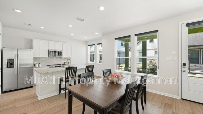 Building Photo - 2133 Hofstaat