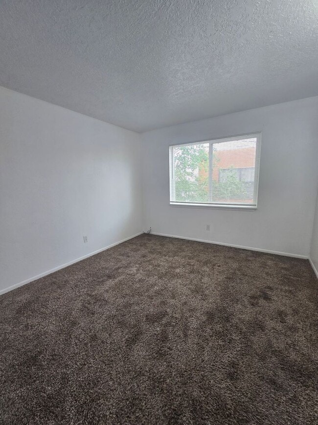 Building Photo - 2 bedroom unit near UNM