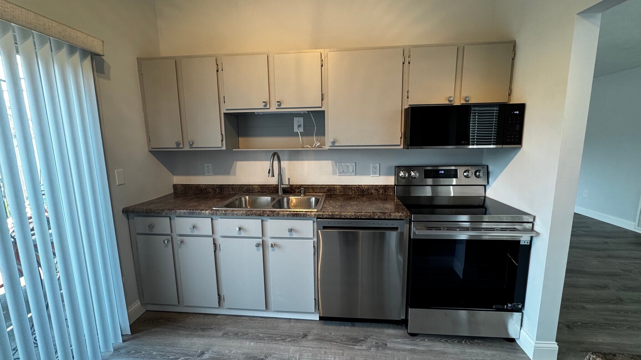 Building Photo - 400 Sherwood Green Ct