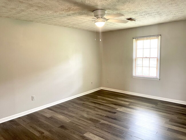Building Photo - Welcome to this charming 1-bedroom, 1-bath...