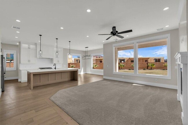 Building Photo - Custom 6 Bedroom Home in Great Location.