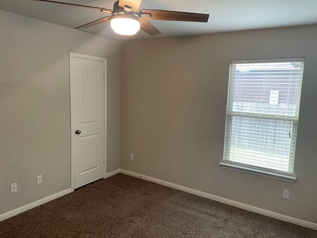 Building Photo - 4 BEDROOM NEAR STILLHOUSE HOLLOW LAKE