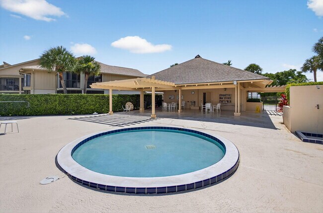 Building Photo - 16997 Waterbend Dr
