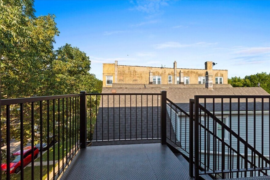 Building Photo - 2023 N Drake Ave