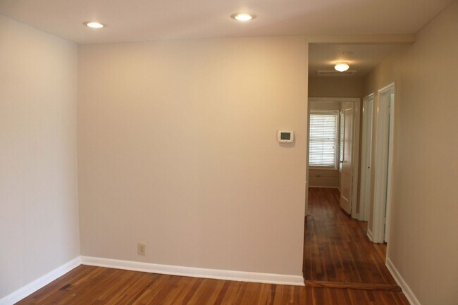 Building Photo - 3 BEDROOM WILSHIRE