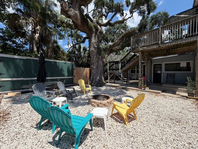 Building Photo - Apartment in Historical Tarpon Springs