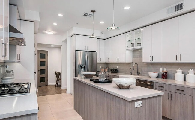 Building Photo - "Charming 1-Bedroom Oasis in the Heart of Encino - Perfect for Your Cozy Retreat!"