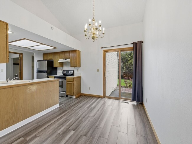 Building Photo - Bright & Spacious 3 Bed Home with Vaulted Ceilings & Fenced Yard AVAILABLE NOW!