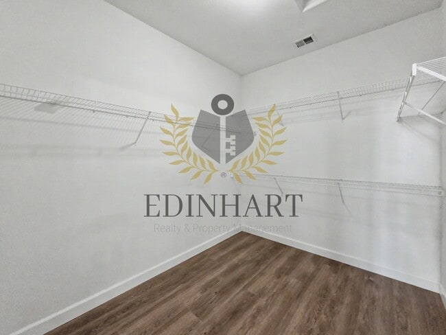 Building Photo - 818 S Apple Ave