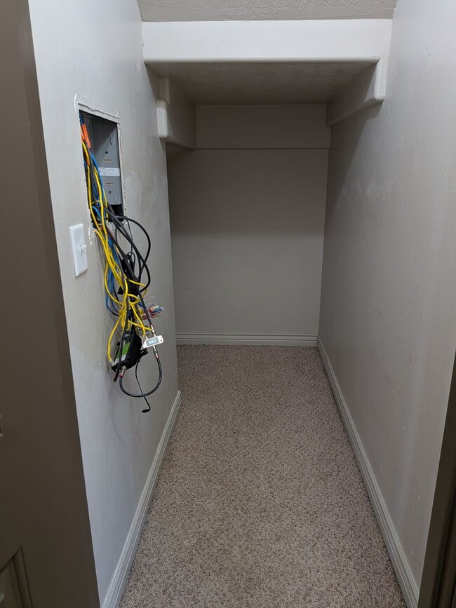 Building Photo - 3 bed 1.5 bath IMMACULATE END-UNIT Townhome in the Meadows