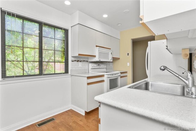 Building Photo - 202 Soundview Ave