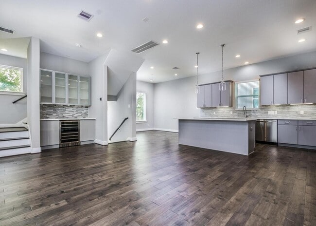 Primary Photo - 8409 Hempstead Rd