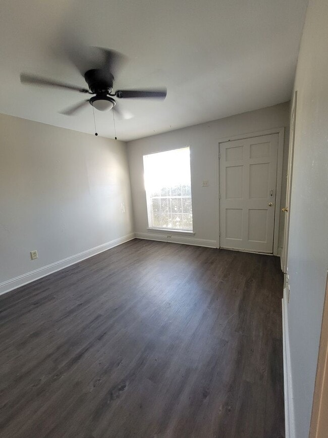 Building Photo - 3 bedroom 1 bathroom