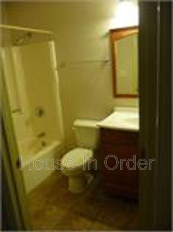 Building Photo - 20 Howards Row Pl