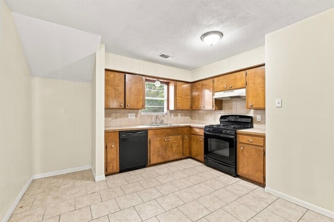 Building Photo - 1914 Oaklawn Dr