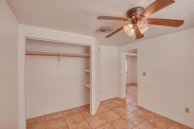 Building Photo - 1304 E Linden St