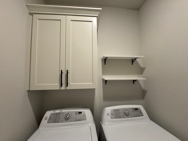 Building Photo - Charming 3-Bedroom Home