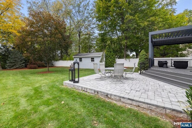 Building Photo - 827 Alden Rd