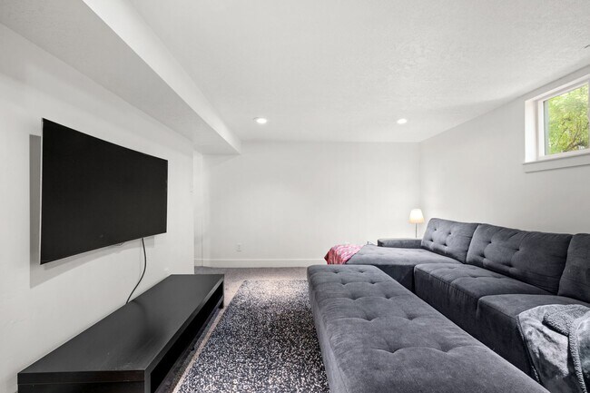 Building Photo - Beautifully Updated Holladay Home!