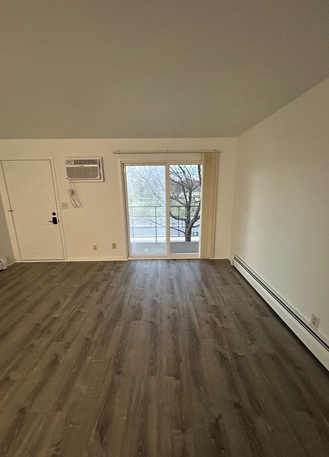 Building Photo - 1002 Main St