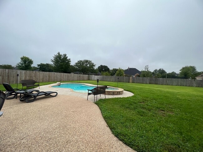 Building Photo - Large Lot Close to to Barksdale Air Force Base w/POOL!!