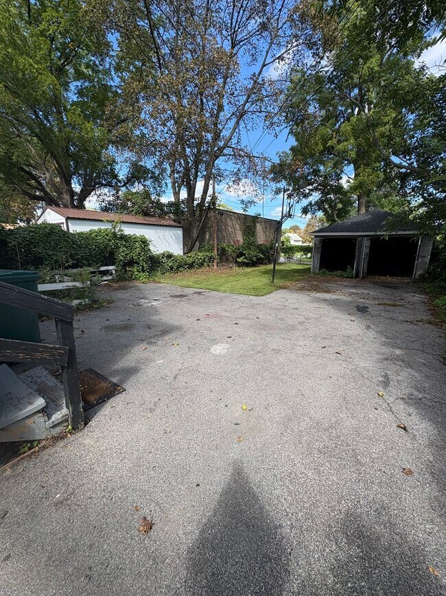 Building Photo - 354 Ave D