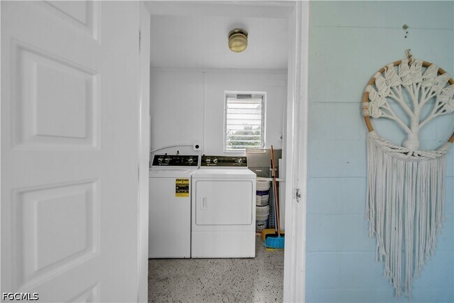 Building Photo - 77 Glenmont Dr W