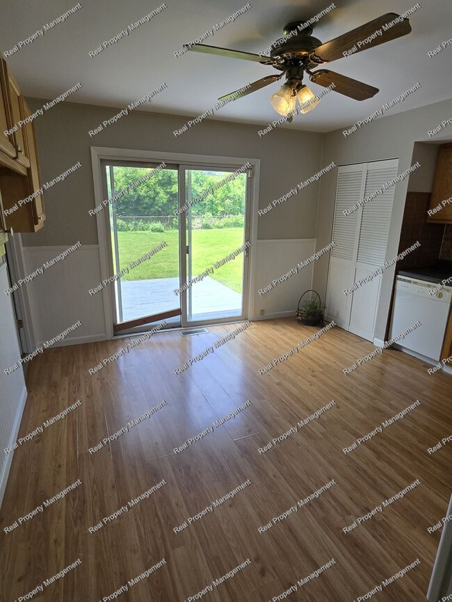 Building Photo - Updated 4 Bedroom