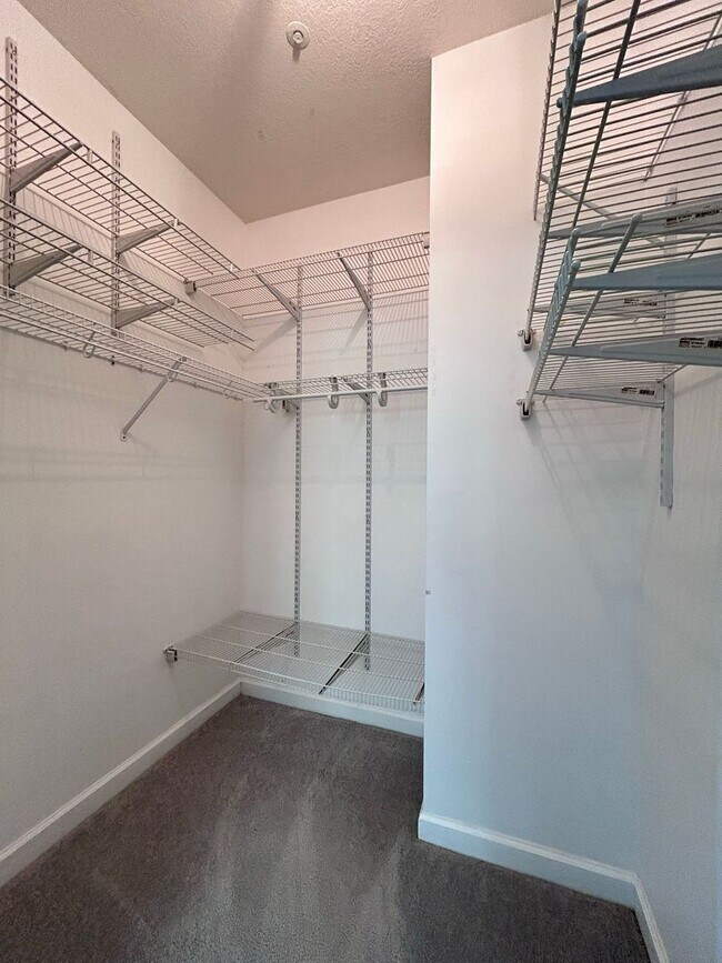 Building Photo - Gated community on the bay side of Shore Dr! "ASK ABOUT OUR ZERO DEPOSIT"