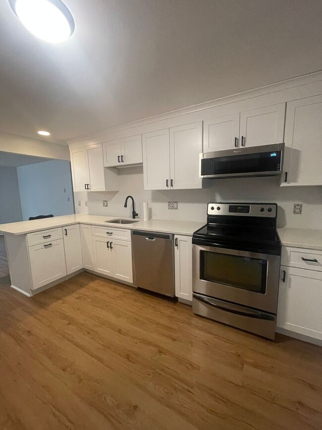 Building Photo - Downtown Kittery- close to the Shipyard