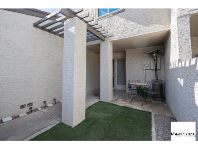 Building Photo - Stunning 3/2.5 Waterfront Townhome in The Landings, Mesa!