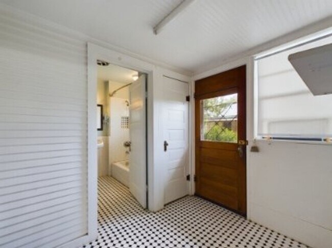 Building Photo - Cozy three bedroom in Hye Texas