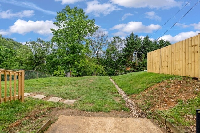Building Photo - 142 E Park Dr