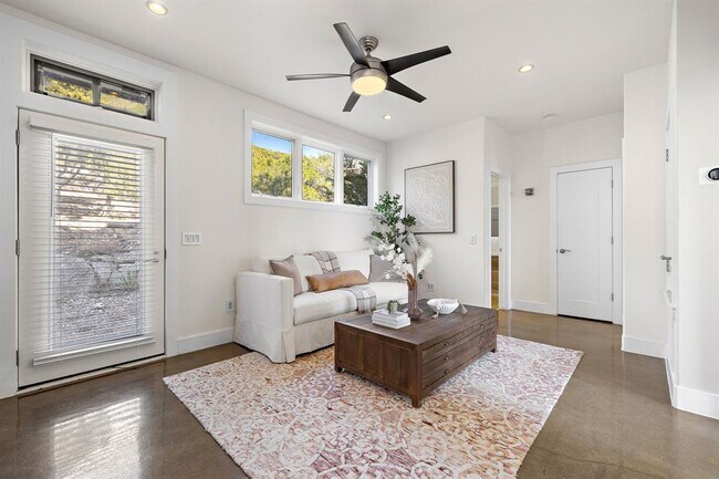 Building Photo - 14020 Lakeview Dr