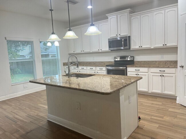 Building Photo - 4/3/2 HOME IN EDINA GARDEN OF EDEN