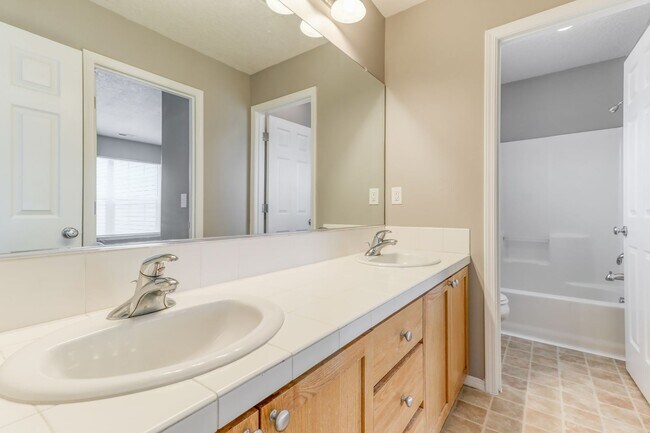 Building Photo - Beautiful 3 Bedroom Home in Beaverton with Fenced Patio, Attached Garage & Fireplace!