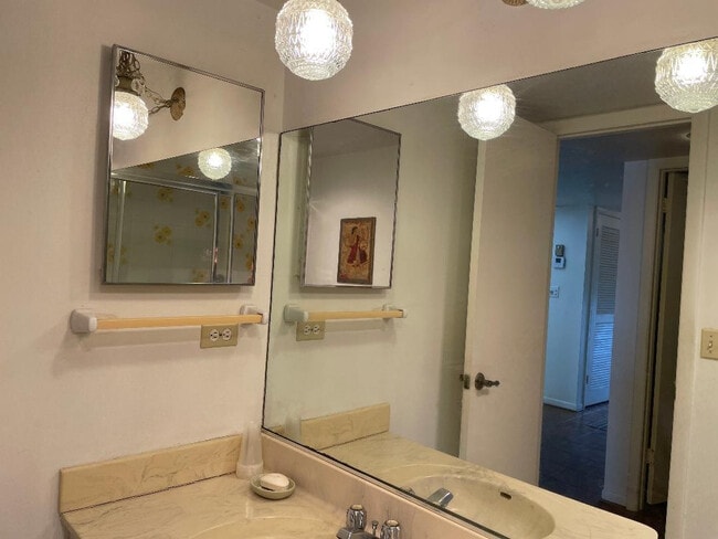 Building Photo - 9423 S Hollybrook Lake Dr