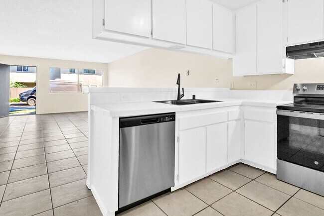Building Photo - Great three bedroom townhome in UTC!  Avai...