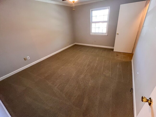 Building Photo - Charming Brick Townhome in Clemmons/Winston Salem w/ Community Pool!