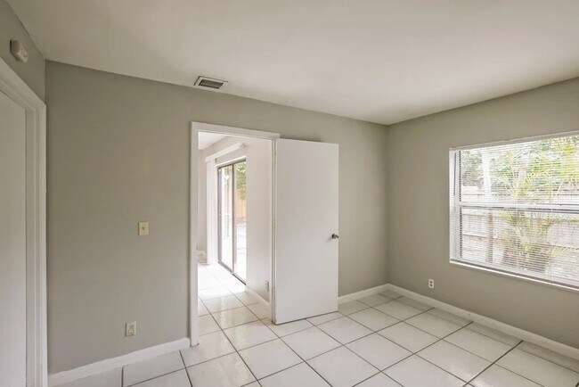 Building Photo - 5885 Lambeth Cir