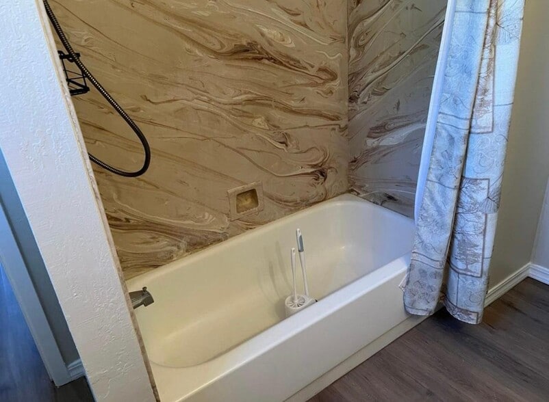 Tub - 17364 N Bruella Rd