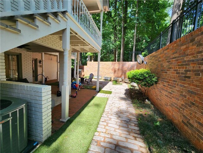 Building Photo - 943 Barton Woods Rd NE