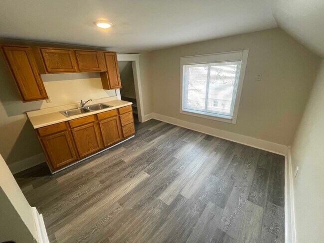 Building Photo - 1467 Division St