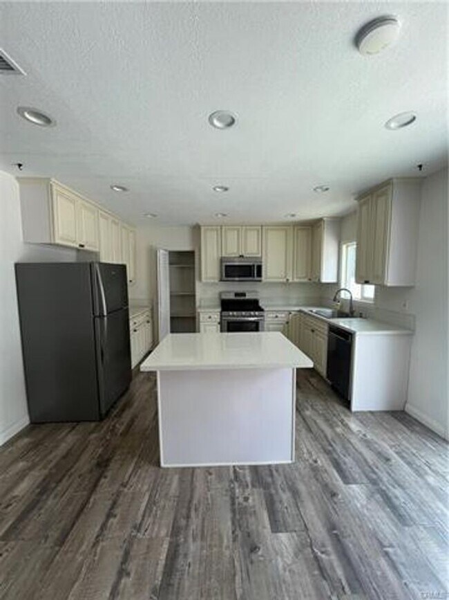 Building Photo - Charming Home