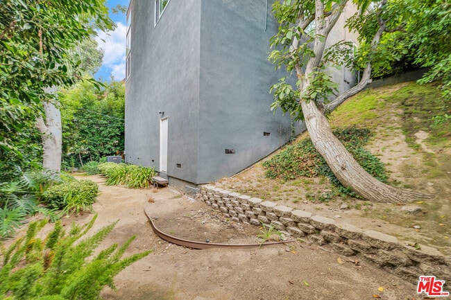 Building Photo - 13563 Contour Dr